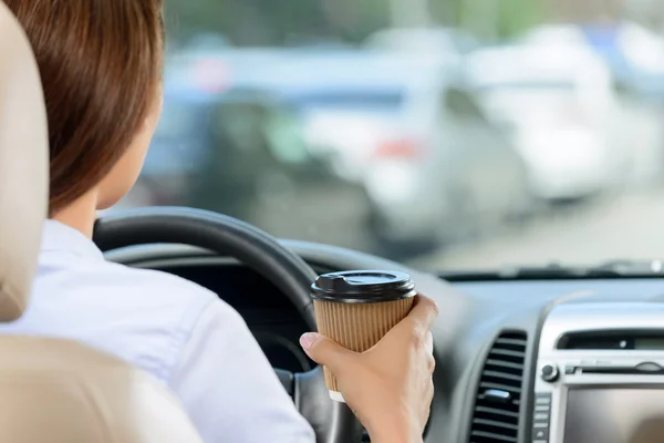 Angenehmes Mädchen am Steuer eines Autos — Stockfoto