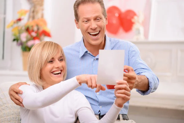 Erwachsenes Paar ruht sich zu Hause aus — Stockfoto