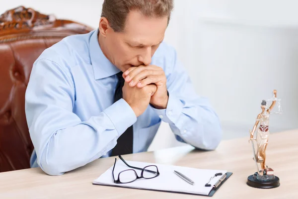 Professional lawyer sitting at the table — 图库照片