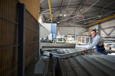 Profesyonel fabrikada PVC pencereler inşa eden çok yetenekli bir işçi.