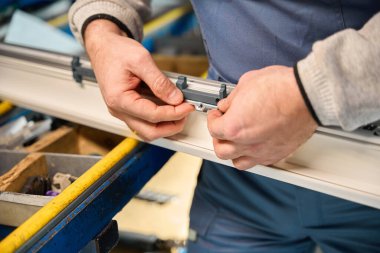 PVC pencere imalatı için endüstriyel atölyede çalışan tanınmayan yetenekli bir tamirci