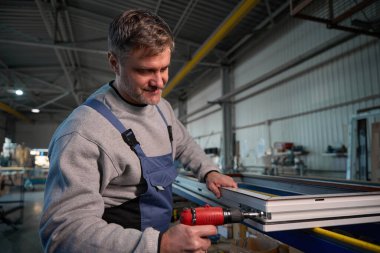 PVC pencere imalatında çalışan yetenekli bir tamirci.