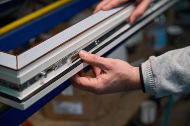 Tanınmayan işçilerin fabrikada alüminyum ve PVC pencere üretiminde çalışmaları