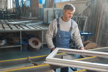 Endüstriyel fabrikada PVC pencere üretimi