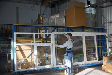 PVC pencere üretim fabrikasında çalışan yetenekli bir tamirci.