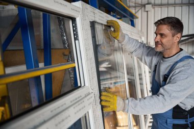 Alüminyum ve PVC pencere ve kapı üretimi için fabrikada pencere montajı süreci