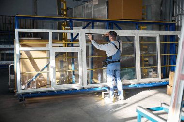 Endüstriyel fabrikada PVC pencere üretimi