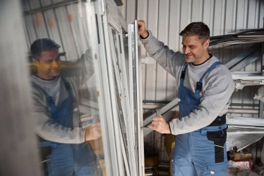 Endüstriyel fabrikada PVC pencere üretimi