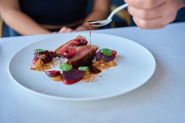 Restoranda kadın için et ve sosla kaplanmış garson fotoğrafı.