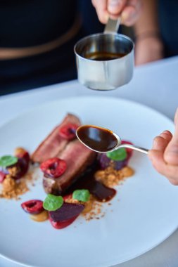 Lokantadaki bayan için yemek hazırlayan garsonu kapatın.