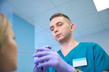 KBB doktorunun klinikteki kadın burnuna endoskopi uygulamasını kapatın. Otolaryngology konsepti