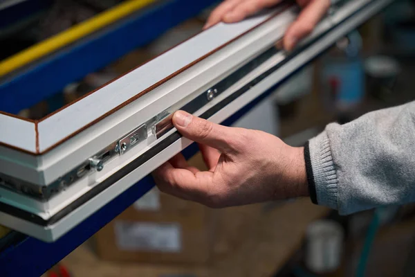 Tanınmayan işçilerin fabrikada alüminyum ve PVC pencere üretiminde çalışmaları