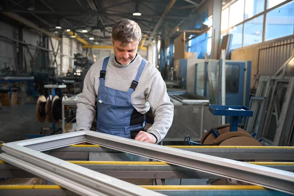 PVC pencere imalatında çalışan yetenekli bir tamirci.