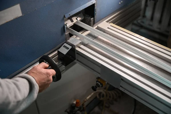 Endüstriyel fabrikada PVC pencere üretimi