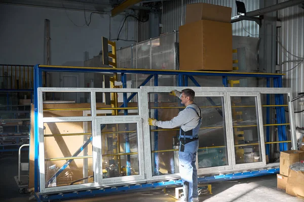 PVC pencere üretim fabrikasında çalışan yetenekli bir tamirci.
