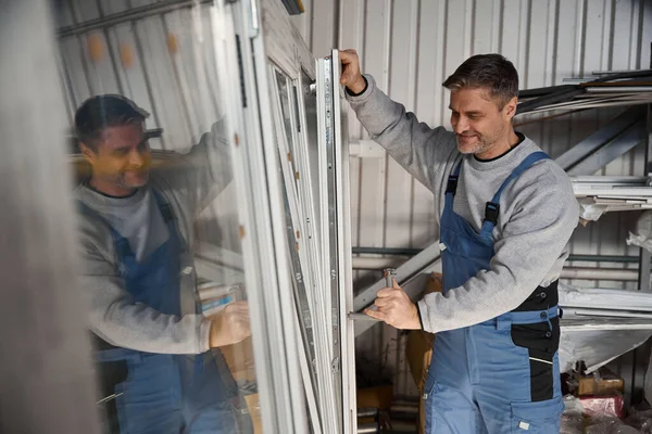 Endüstriyel fabrikada PVC pencere üretimi