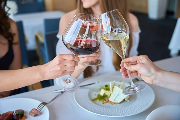 Kafede kadeh tokuşturan kız arkadaşlara yakın durun.