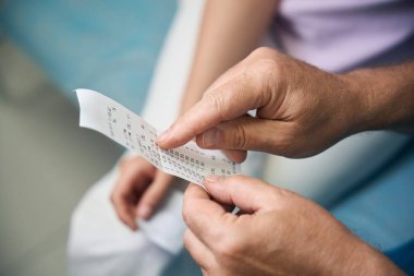 Göz doktorunun göz hekimliği kliniğindeki kadın hastaya test sonuçlarını açıklarken çekilmiş fotoğrafı.