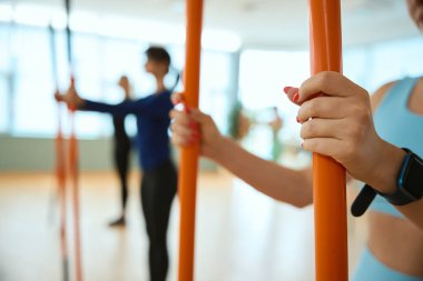 Jimnastik sopalı kadınların spor salonunda spor salonunda spor yaparken çekilmiş fotoğrafları. Fitness, spor, eğitim, spor salonu ve yaşam tarzı konsepti