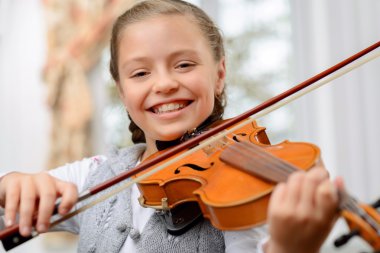 Güzel kız keman çalıyor.