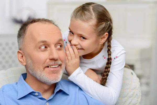 Großvater sitzt mit seinem Enkel — Stockfoto