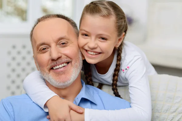 Grand-père assis avec son petit-enfant — Photo