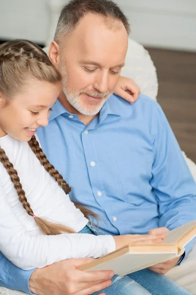 Avô com menina leitura livro — Fotografia de Stock