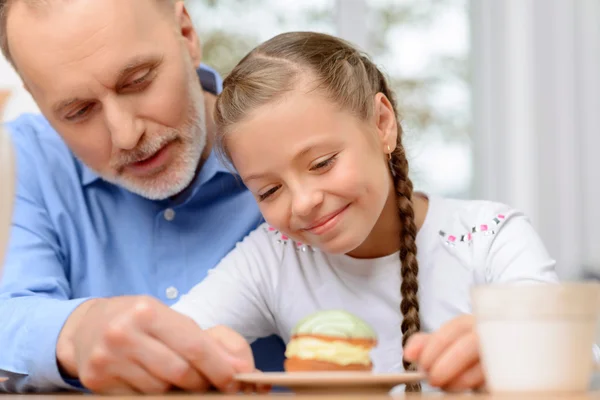 Grandfather and little girl having tea party — Stockfoto