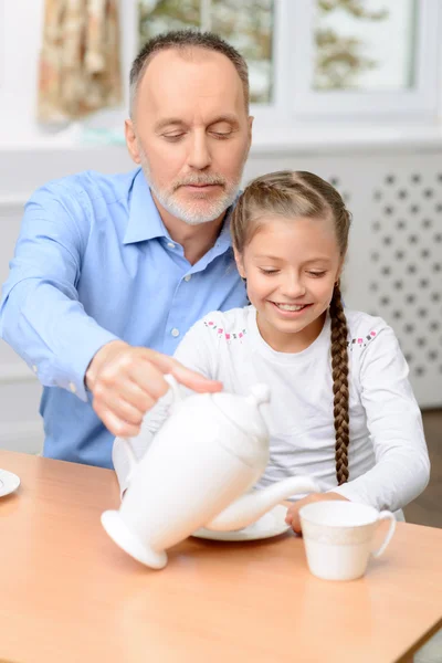 Grand-père et petite fille prenant le thé — Photo