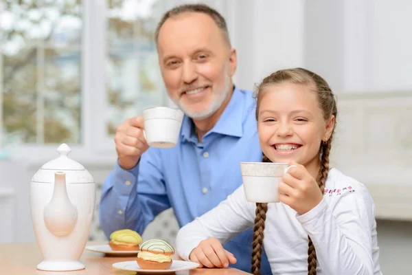 Grandfather and little girl having tea party — Stock fotografie