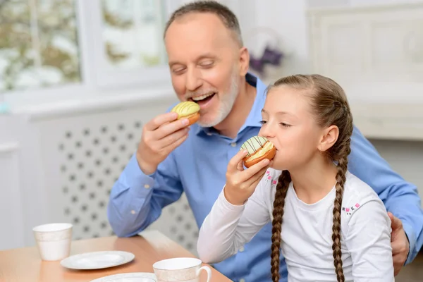 Grandfather and little girl having tea party — Stock fotografie