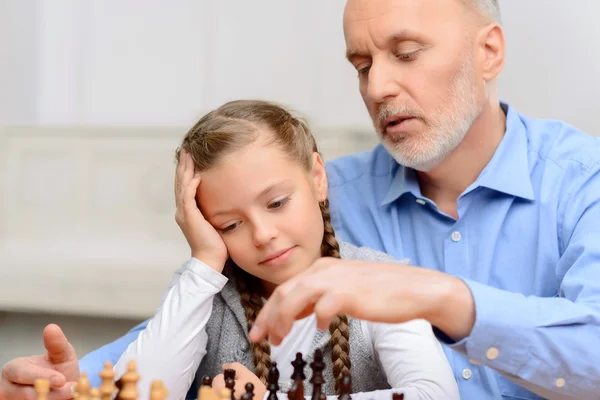 Nonno giocare a scacchi con la bambina — Foto Stock