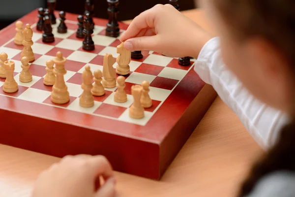 Grandfather playing chess with little girl — 图库照片