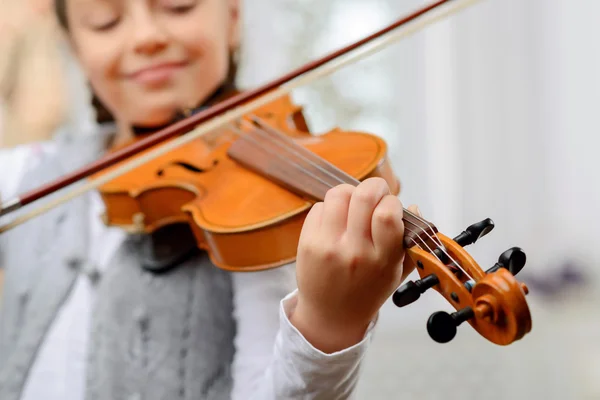 Nice girl playing the violin — Stock Photo, Image