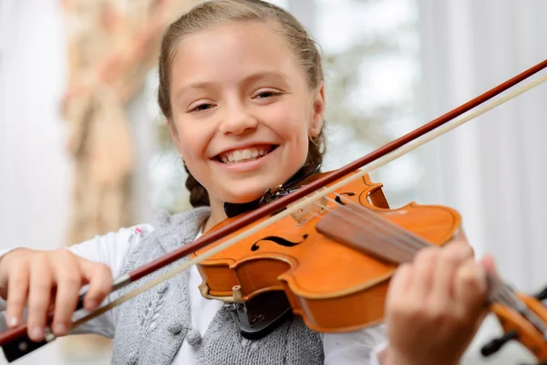 Bella ragazza che suona il violino — Foto Stock