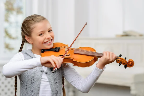 바이올린치는 예쁜 아가씨 — 스톡 사진