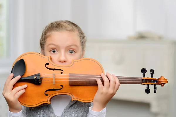 Menina agradável tocando violino — Fotografia de Stock