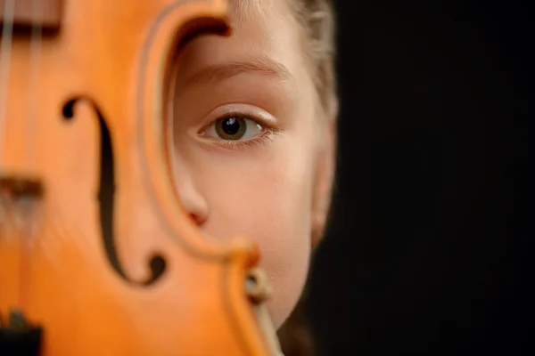 Menina agradável tocando violino — Fotografia de Stock