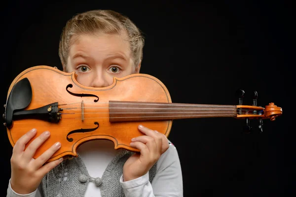 Menina agradável tocando violino — Fotografia de Stock