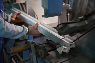 Alüminyum ve PVC pencere üretimi için fabrikada pencere montajı yapan tanınmayan el işçisi