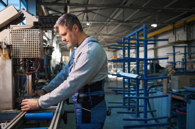 PVC pencere ve kapı montajı yapan fabrikada çalışan el işçisi