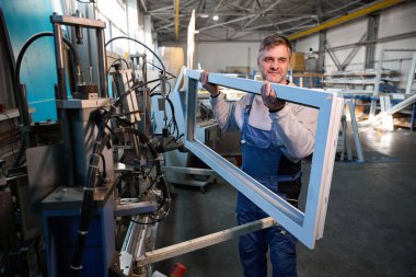 PVC pencere imalatında çalışan yetenekli bir tamirci.