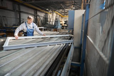 PVC pencere imalatında çalışan yetenekli bir tamirci.