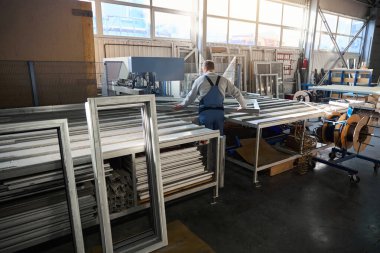 PVC pencere imalatında çalışan yetenekli bir tamirci.