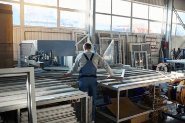 PVC pencere üretim fabrikasında çalışan yetenekli bir tamirci.