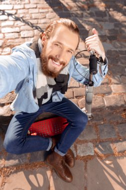 Neşeli adam kaldırımda oturan