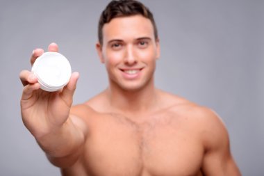 Hoş adam krem kullanarak