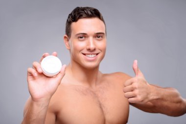 Hoş adam krem kullanarak