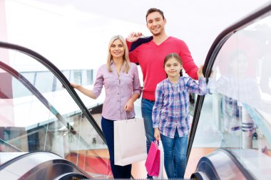 Sevgi dolu aile yürüyen merdiven kullanarak