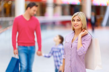 Pozitif aile alışveriş merkezinde yürüyüş